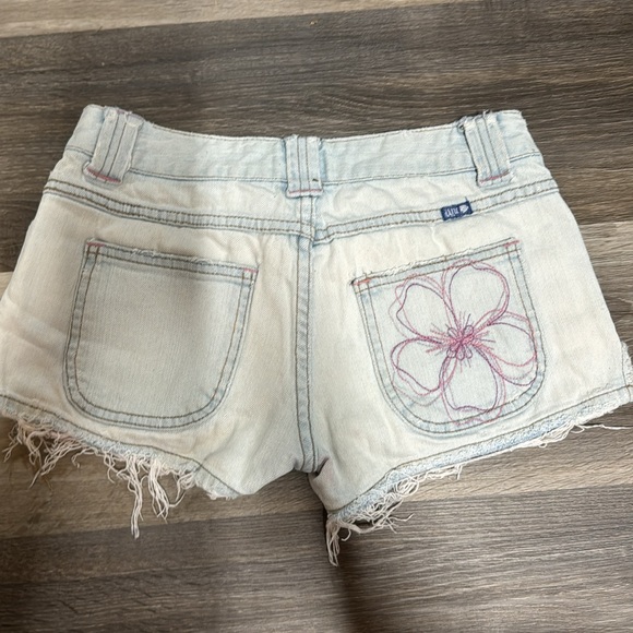 lulu jean shorts size 0 used like new, 4 pockets 2 in front 2 in back. - Picture 2 of 9